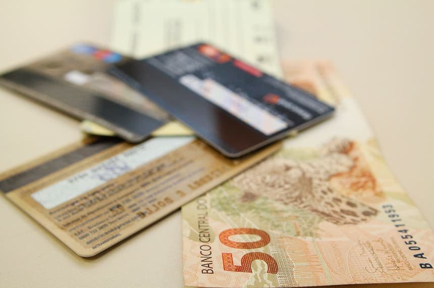 Cartão de crédito: nota de cinquenta reais e cartões de crédito