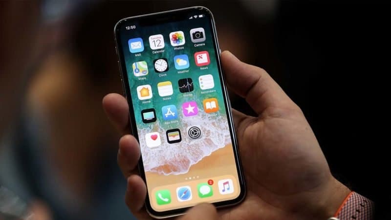 Empréstimo com garantia: uma pessoa segura um celular.