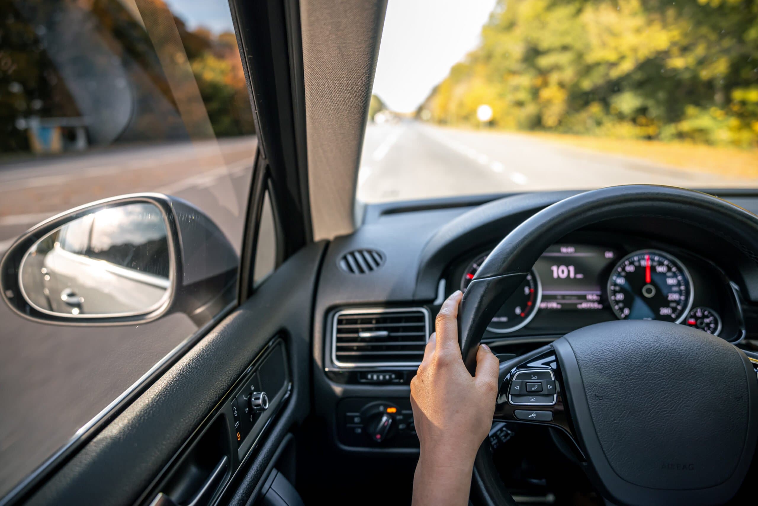 mulher dirigindo com as duas mãos no volante (FGTS)