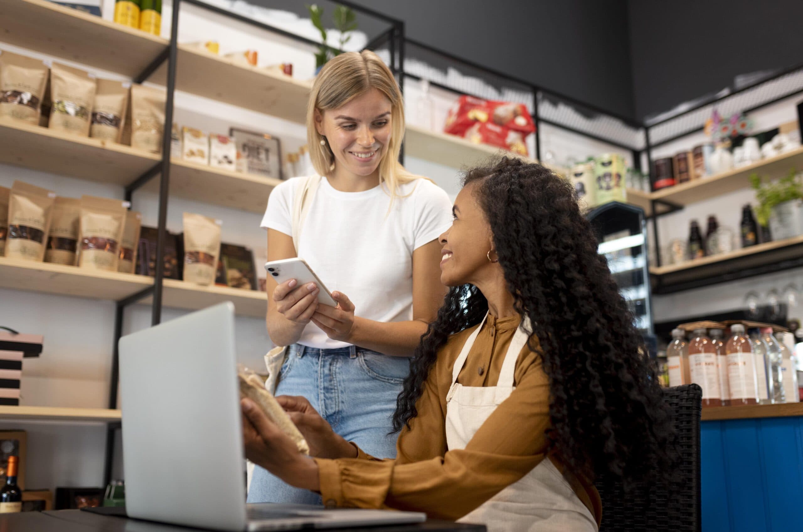 duas mulheres empreendedoras conversando (consórcio para MEI)