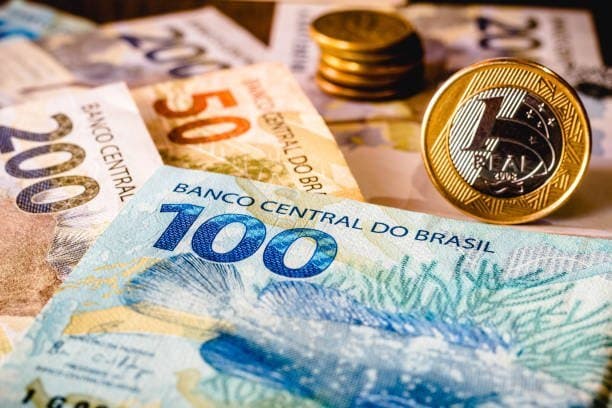 empréstimo para silicone: notas de dinheiro estão espalhadas