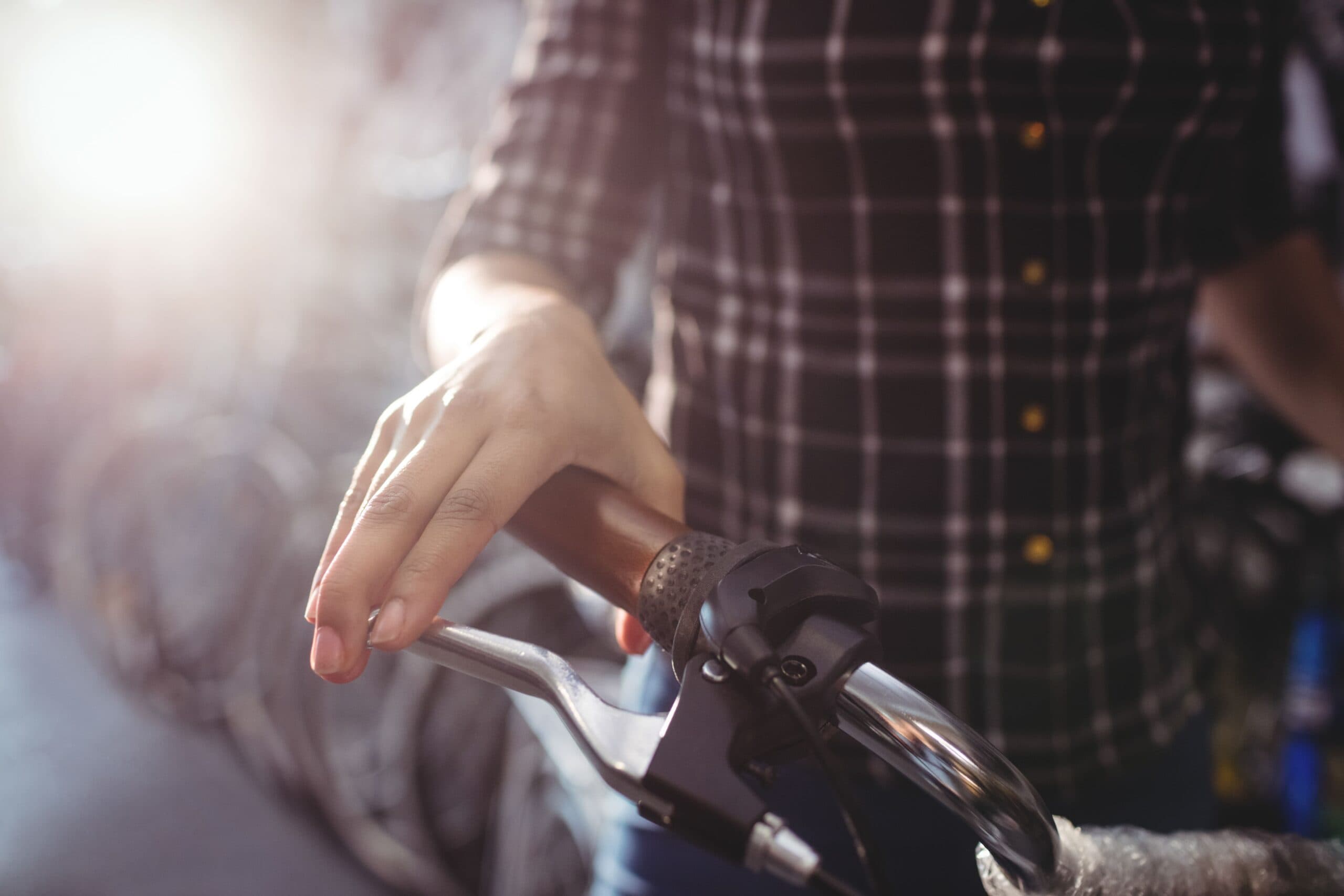 homem segurando moto (comprar moto econômica)
