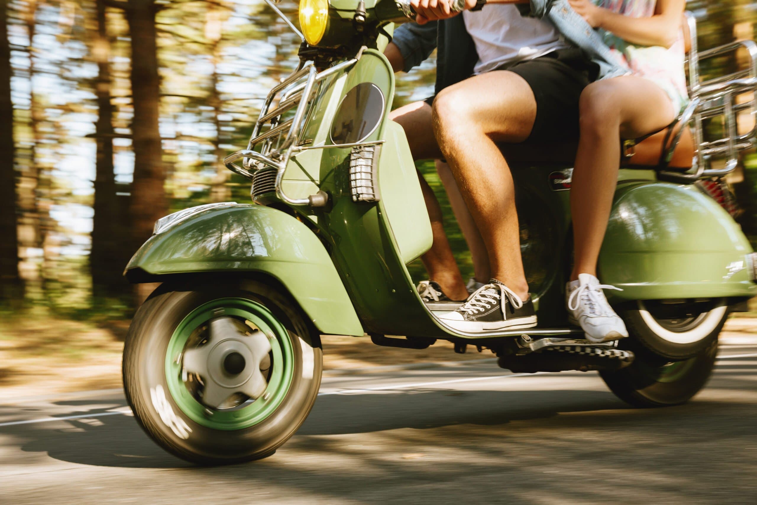 casal andando de moto (comprar scooter)