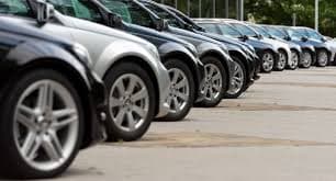 Comprar carro hatch: diversos carros estão parados, um ao lado do outro.