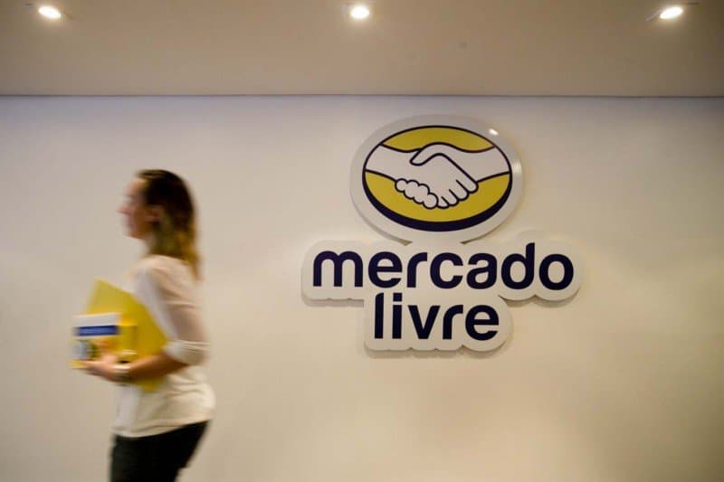 placa do mercado livre em parede branca