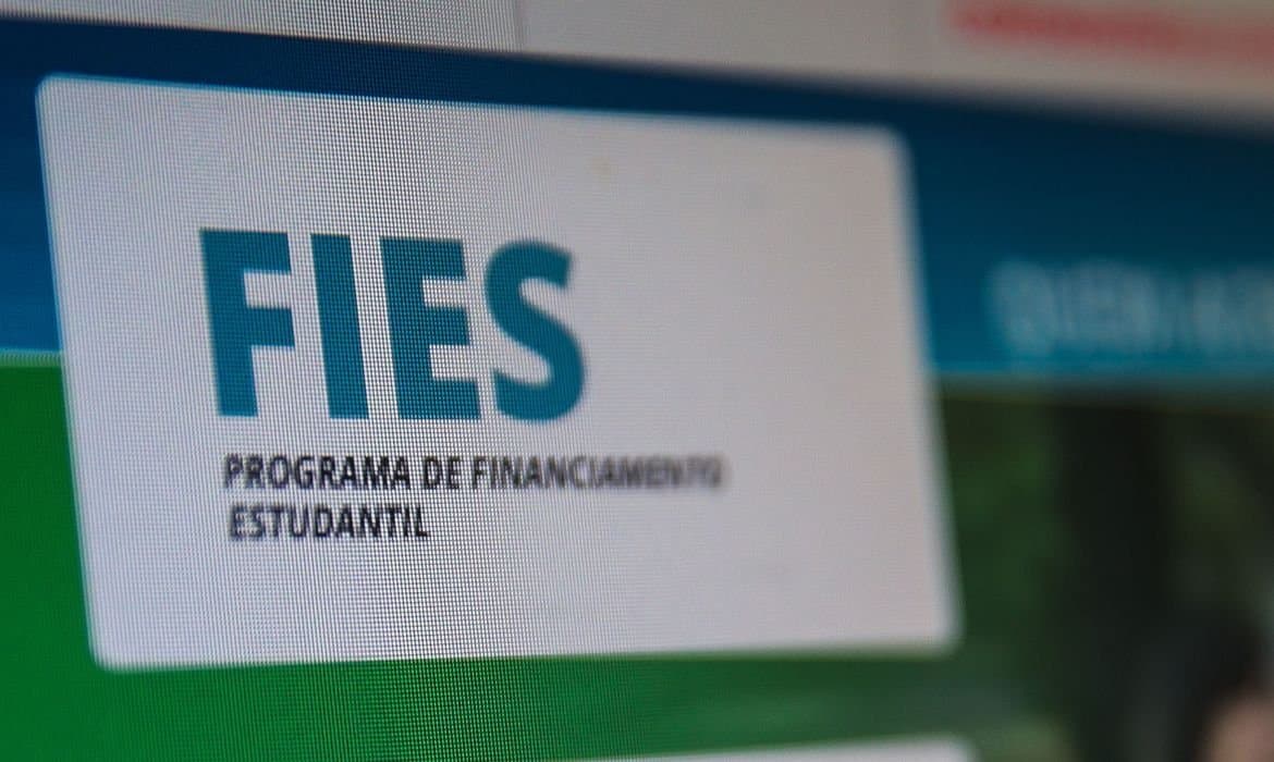 Guia completo sobre o FIES: inscrição, funcionamento e cancelamento