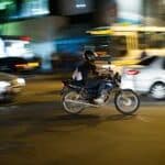 Motoboy busca documentos em casa para empréstimo: é golpe?