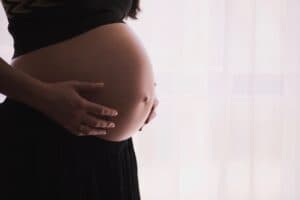 Como a empregada doméstica da entrada na licença-maternidade?