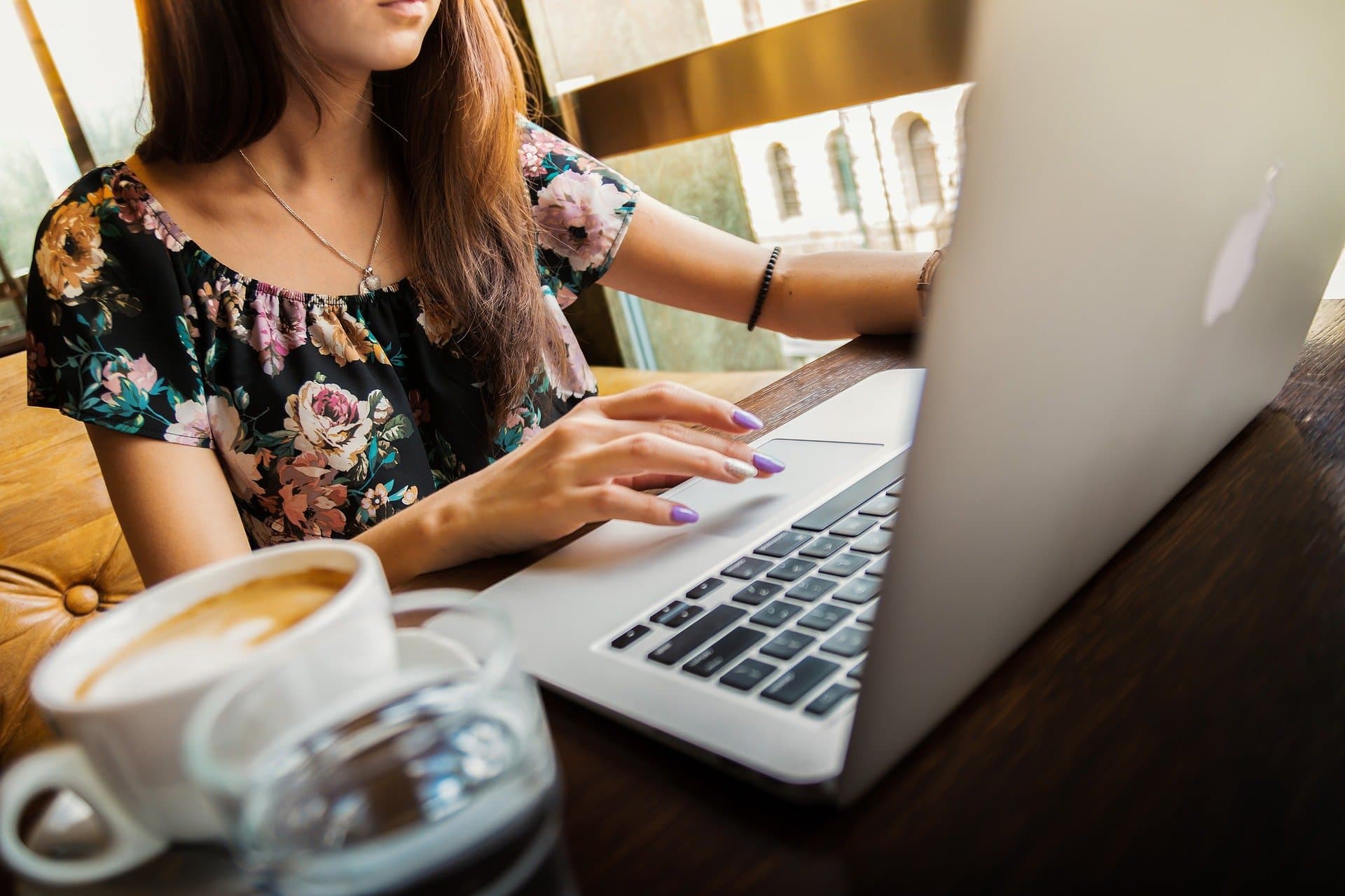 mulher utilizando computador - restituição do IR 2022