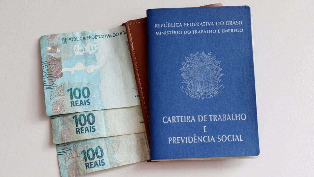 FGTS: carteira de trabalho e notas de cem reais