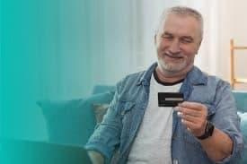 homem segurando cartão de crédito
