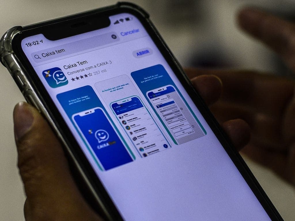 Pix: uma pessoa segura um celular, na tela é mostrado o aplicativo Caixa Tem, da Caixa Econômica Federal.