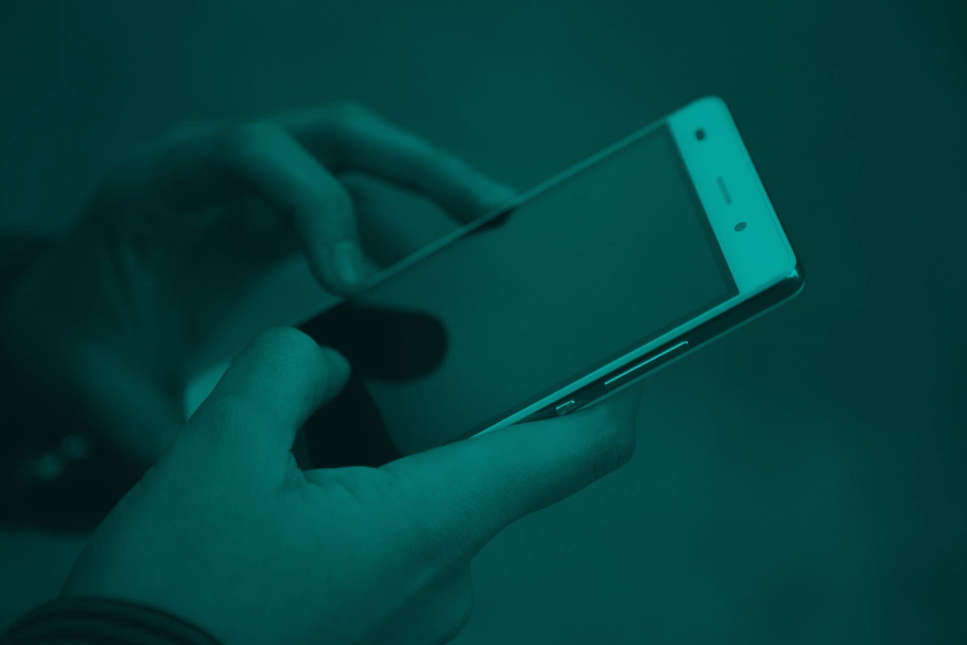 Pessoa segurando um celular (cashback PicPay)