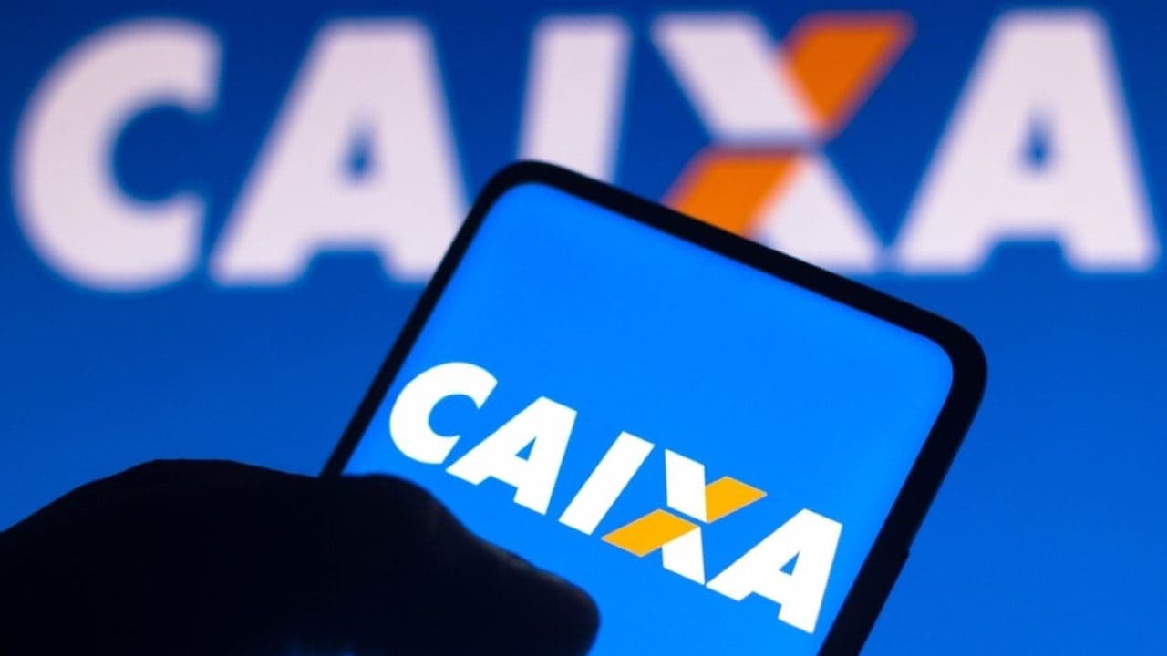 Caixa: Celular com o logo da Caixa na tela