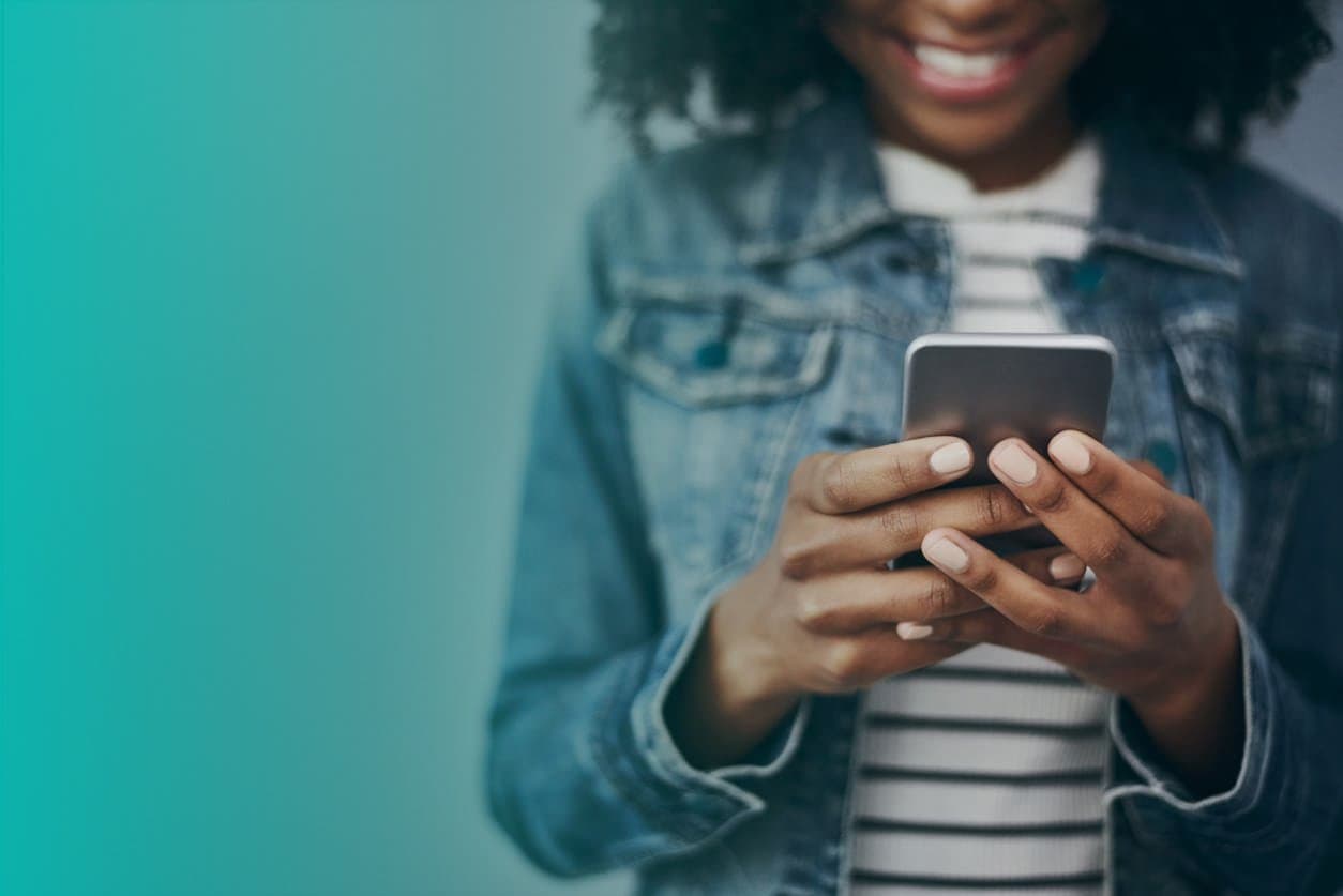 Caixa Tem: uma mulher mexe no celular.