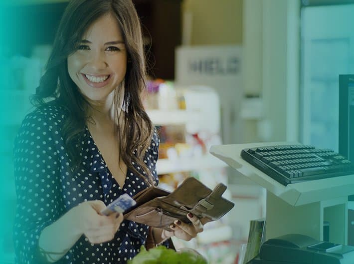 mulher segurando cartão de crédito