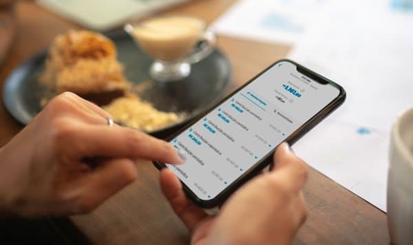 extrato: celular com a tela aberta em um documento