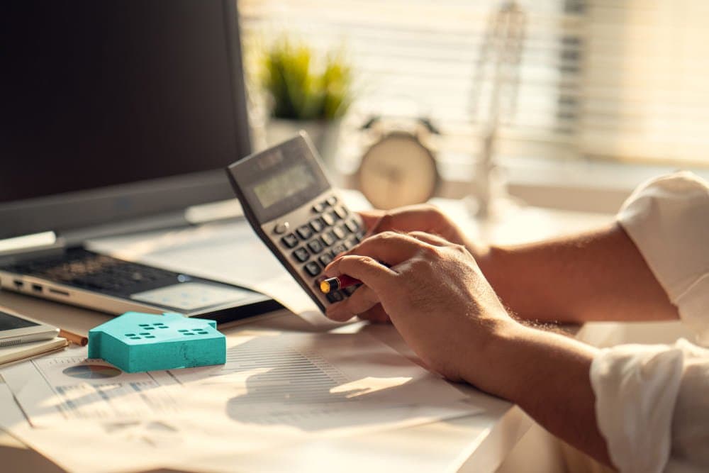 financiamento: mãos masculinas mexendo na calculadora