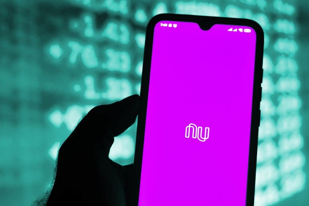 celular com o aplicativo da Nubank aberto