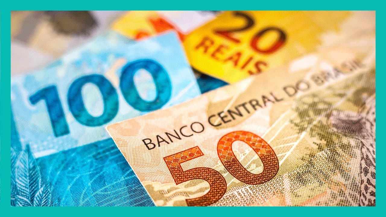 Auxílio Brasil: notas de vinte, cinquenta e cem reais umas sobre as outras