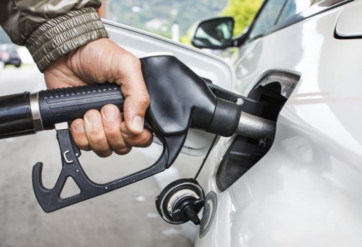 Auxílio-Gasolina: carro sendo abastecido