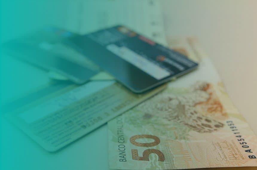 cartão de crédito: cartões sobre uma nota de cinquenta reais