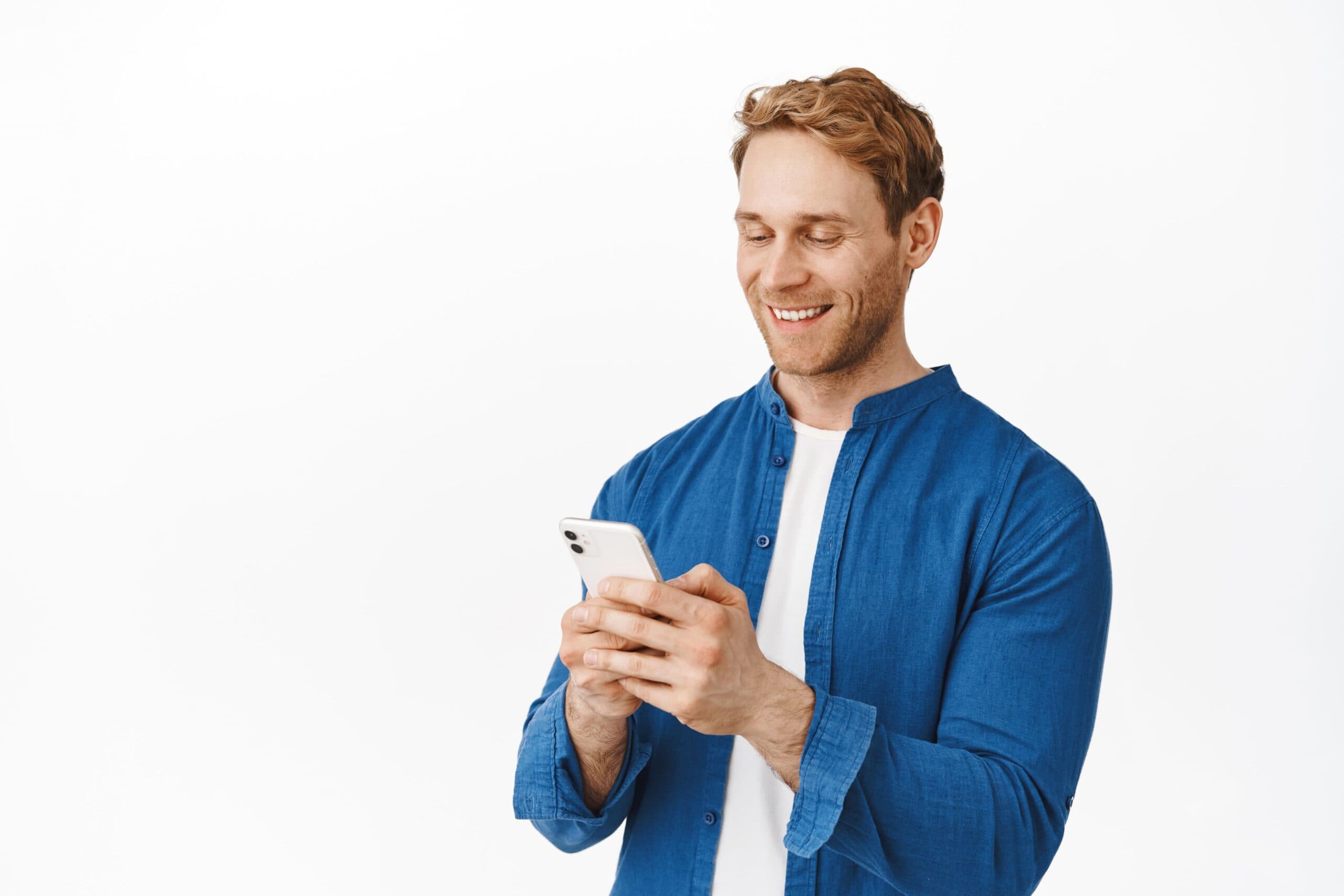 homem segurando celular (Pix internacional)