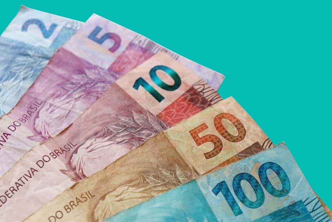 auxílio taxista: notas de dois, cinco, dez, cinquenta e cem reais
