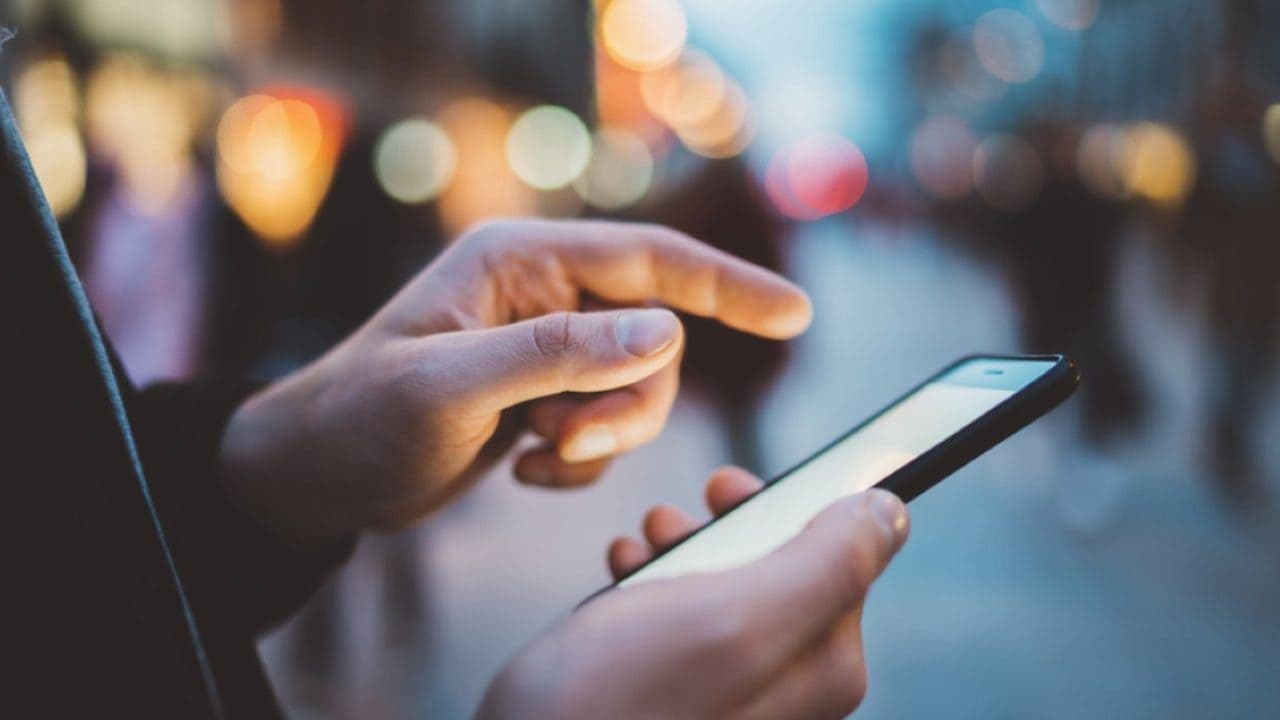 cartão de crédito: homem mexendo no celular