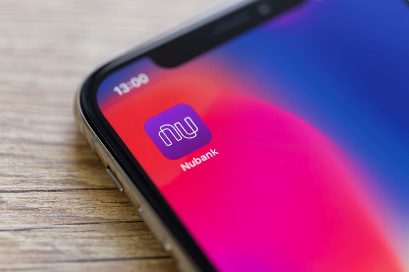 cartão de crédito: celular mostrando o app nubank