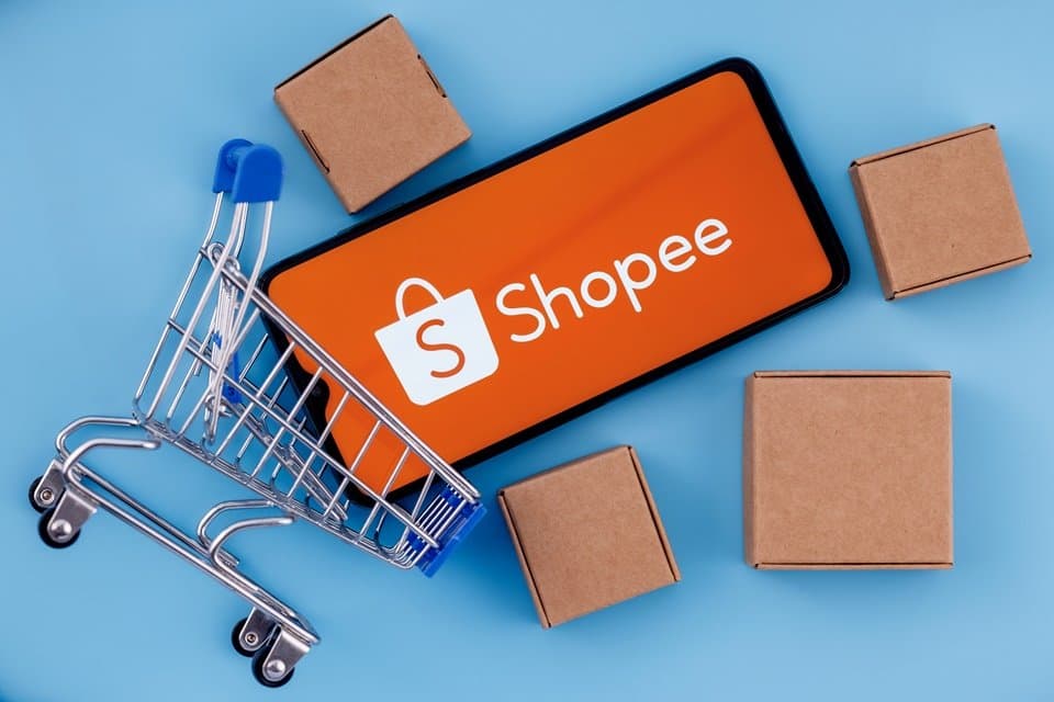 cartão de crédito: logo da shopee exposto em um celular