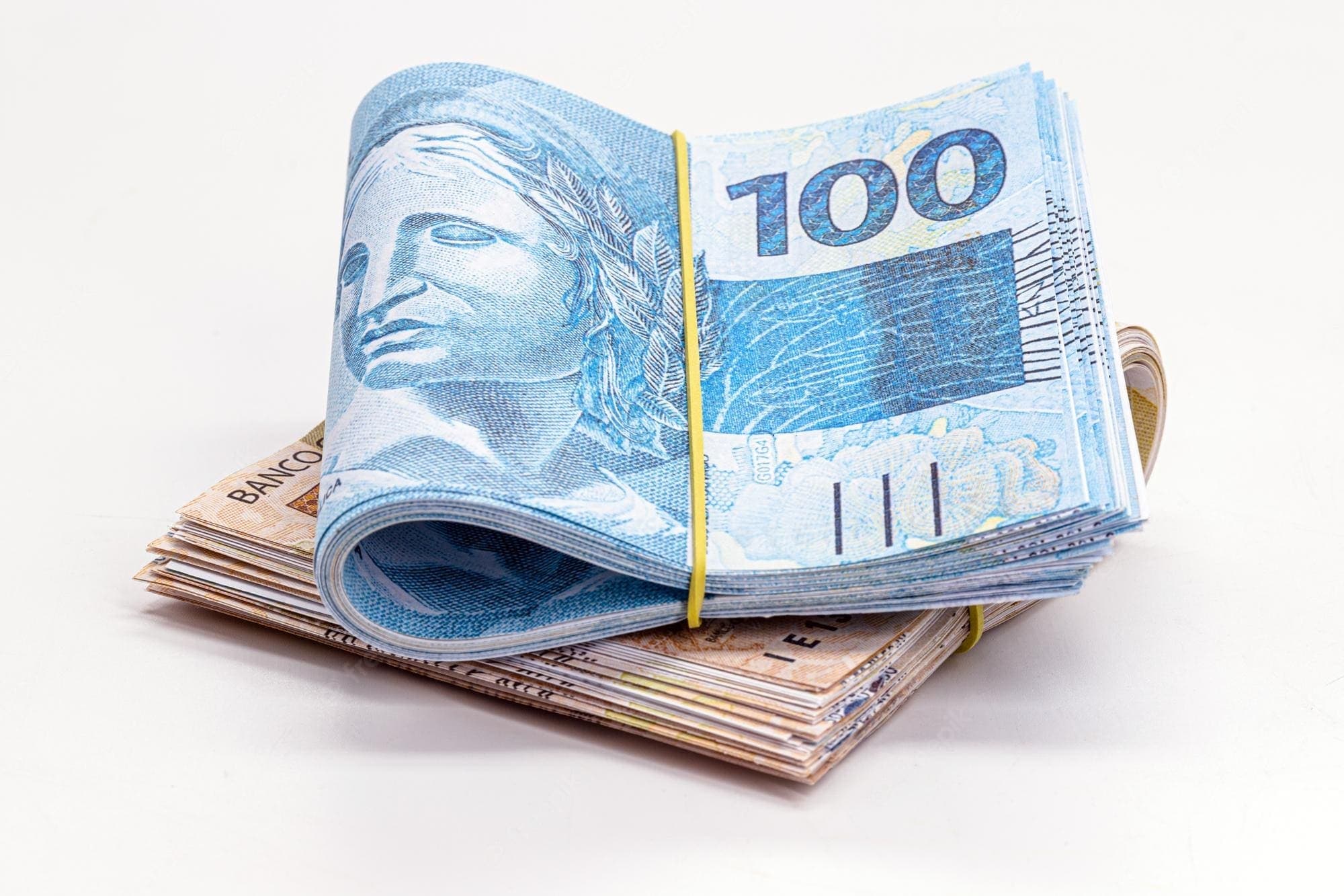 Auxílio Brasil: notas de cem e cinquenta reais