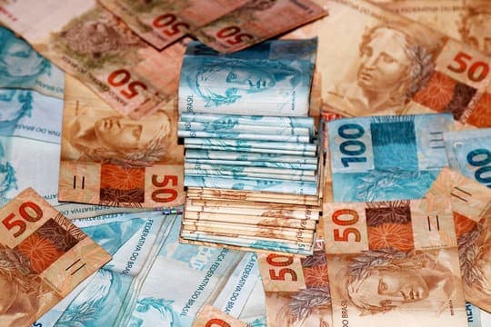 Auxílio Brasil: notas de cinquenta, cem reais
