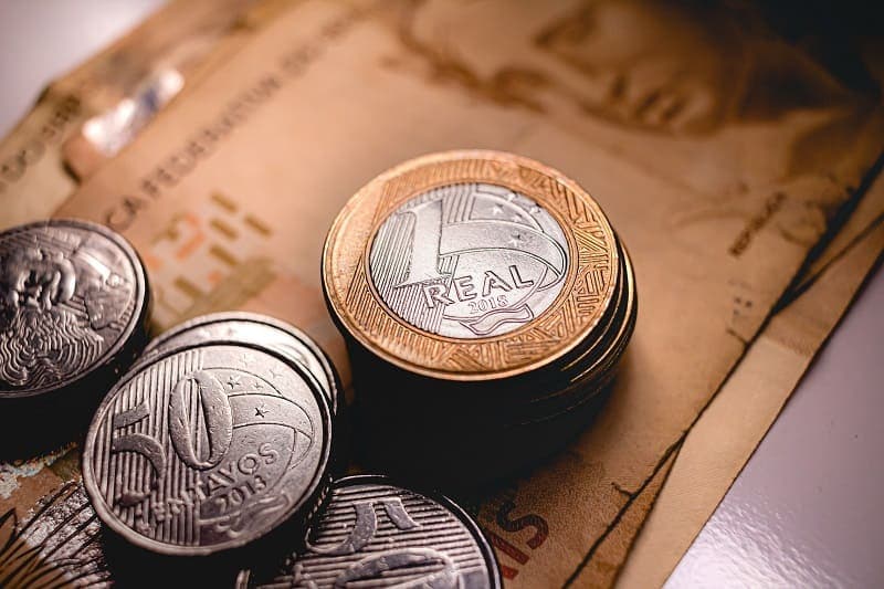 Auxílio Brasil: notas de cinquenta reais e moedas de cinquenta centavos e um real