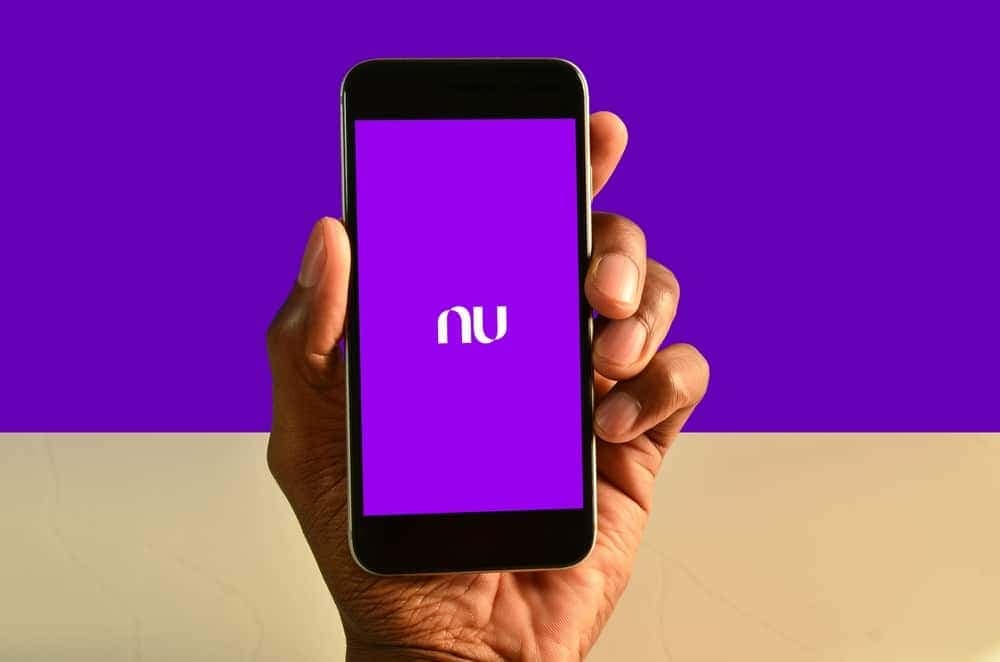 dinheiro: tela do celular mostrando logo do Nubank
