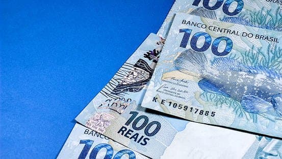 Décimo terceiro: notas de cem reais
