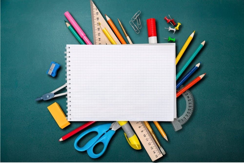 material escolar: vários materiais dispostos sobre uma mesa
