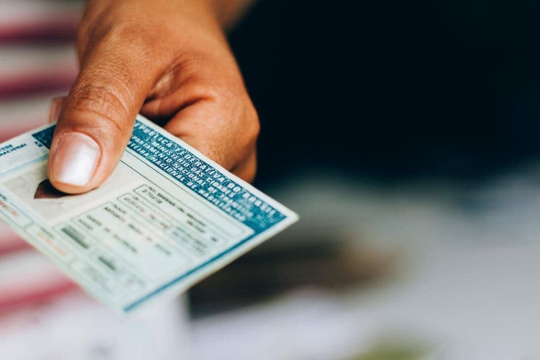 Inadimplentes: uma mulher segura a Carteira Nacional de Habilitação (CNH).