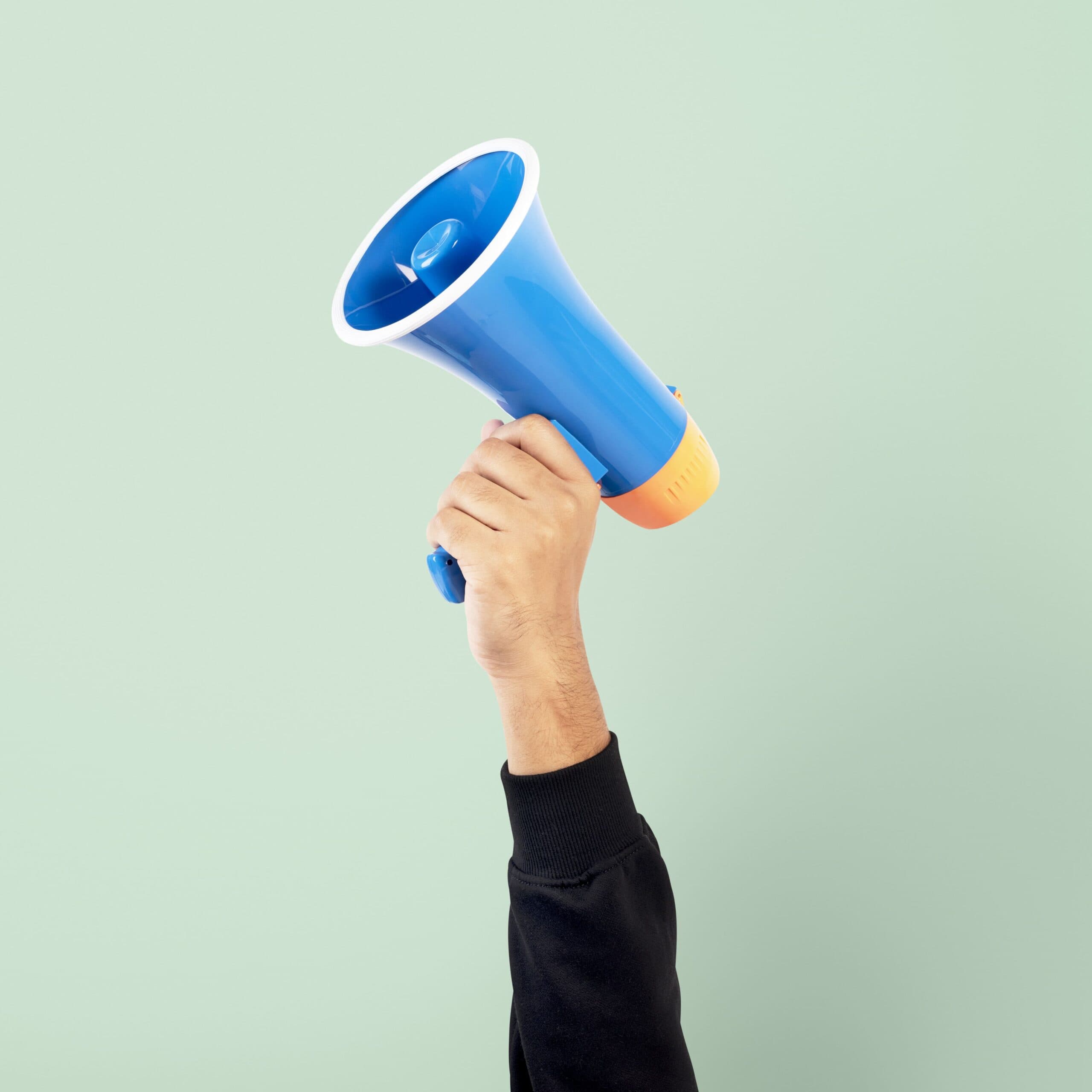 Homem segurando megafone (fake news sobre empréstimo)