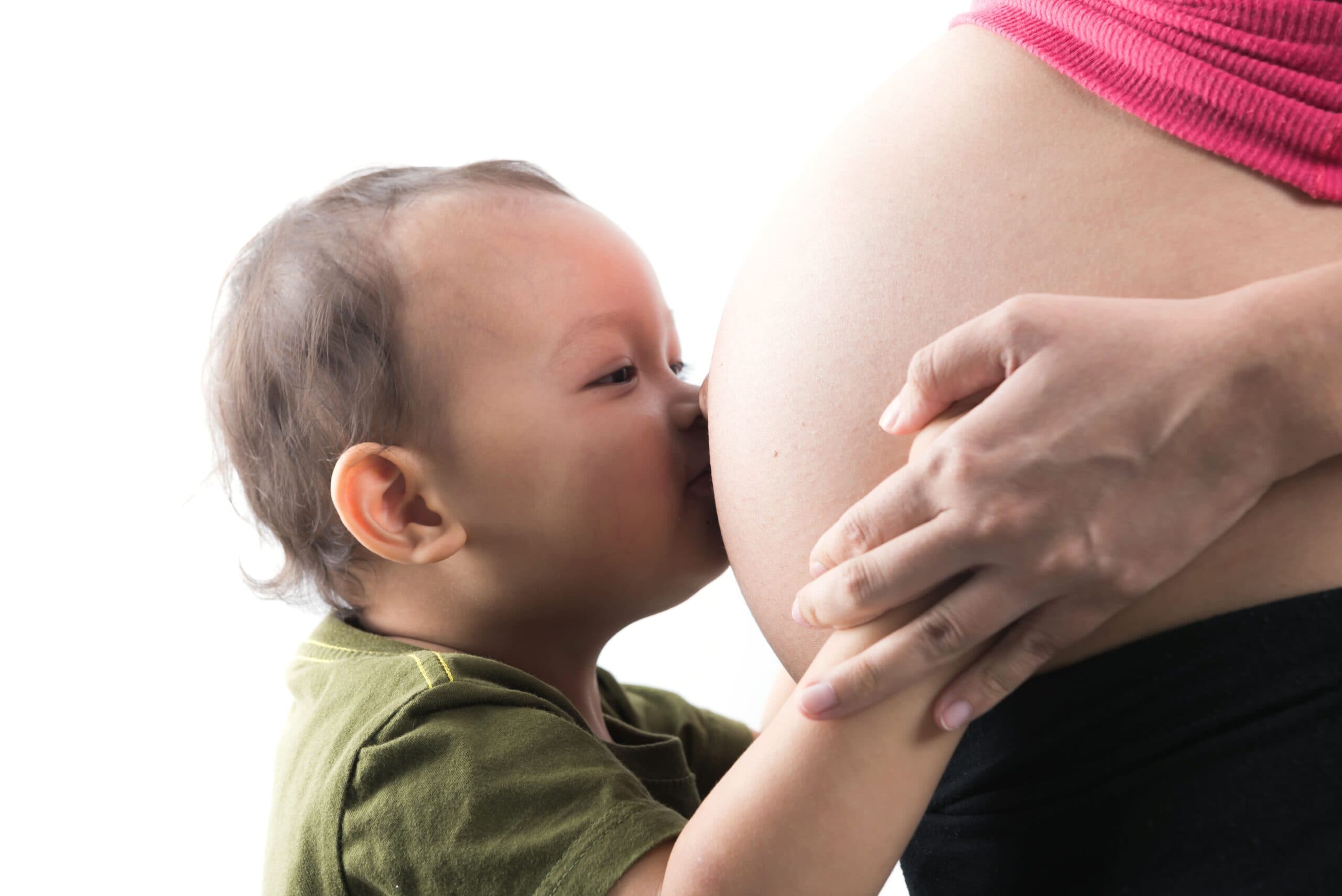 bebe beijando barriga da mãe (valor adicional do Bolsa Família)