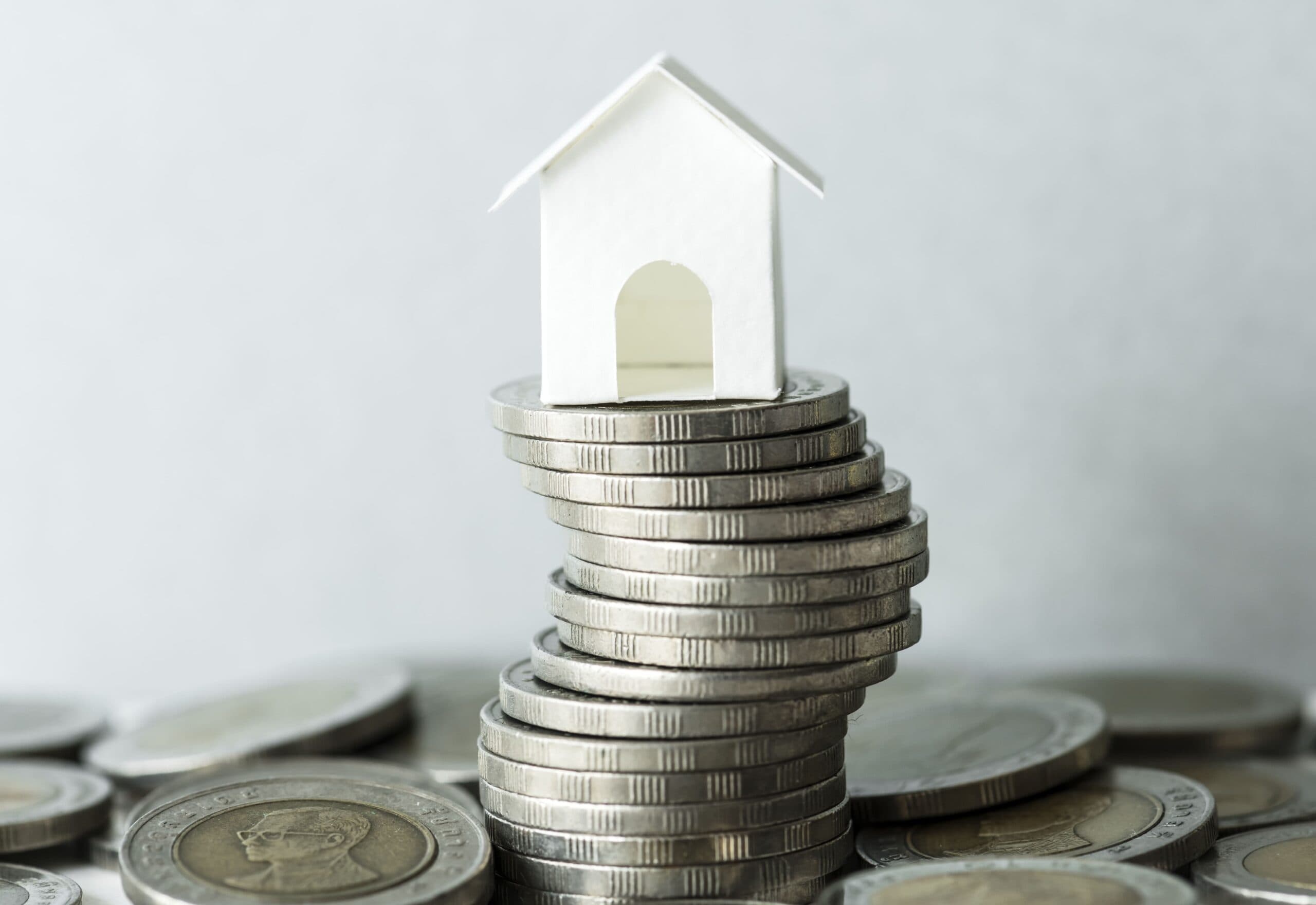 casa de brinquedo em cima de moedas (economia doméstica)