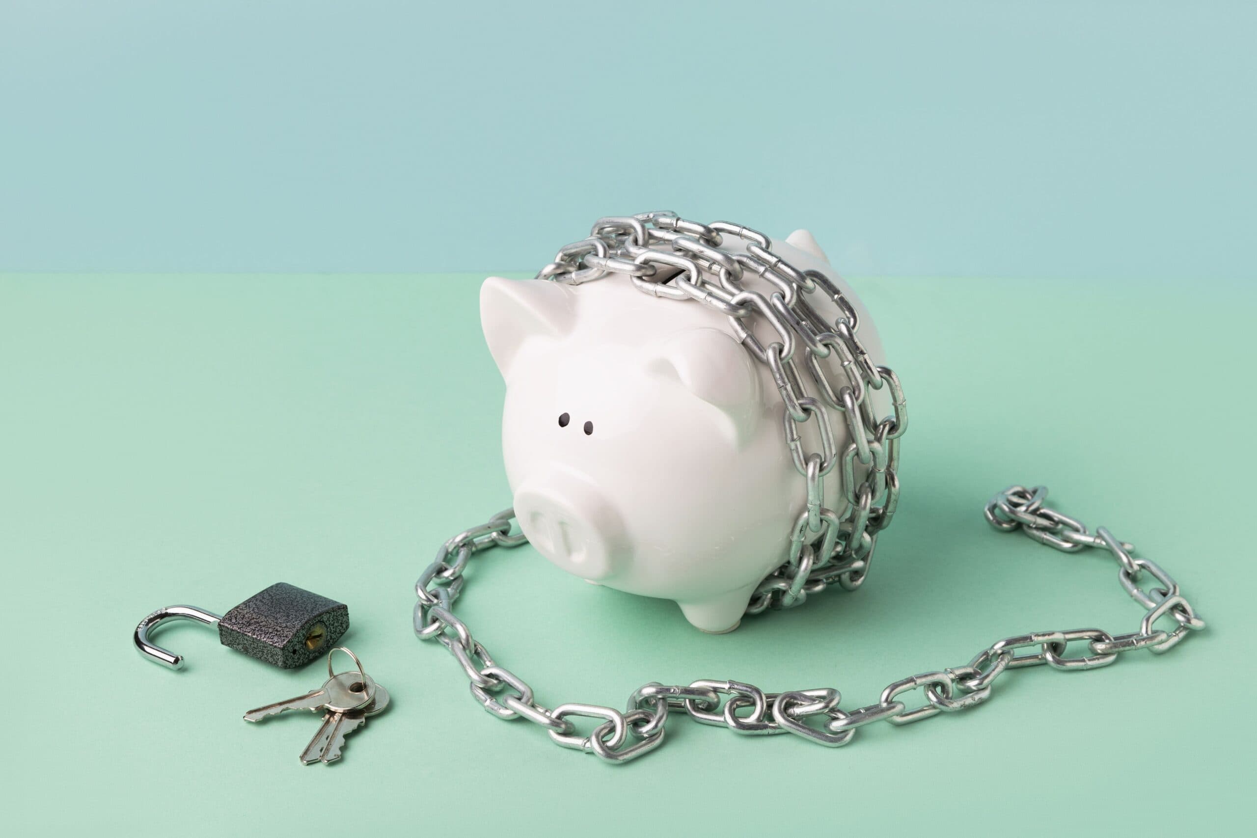 cofrinho com corrente e cadeado ( bloquear FGTS por dívida)
