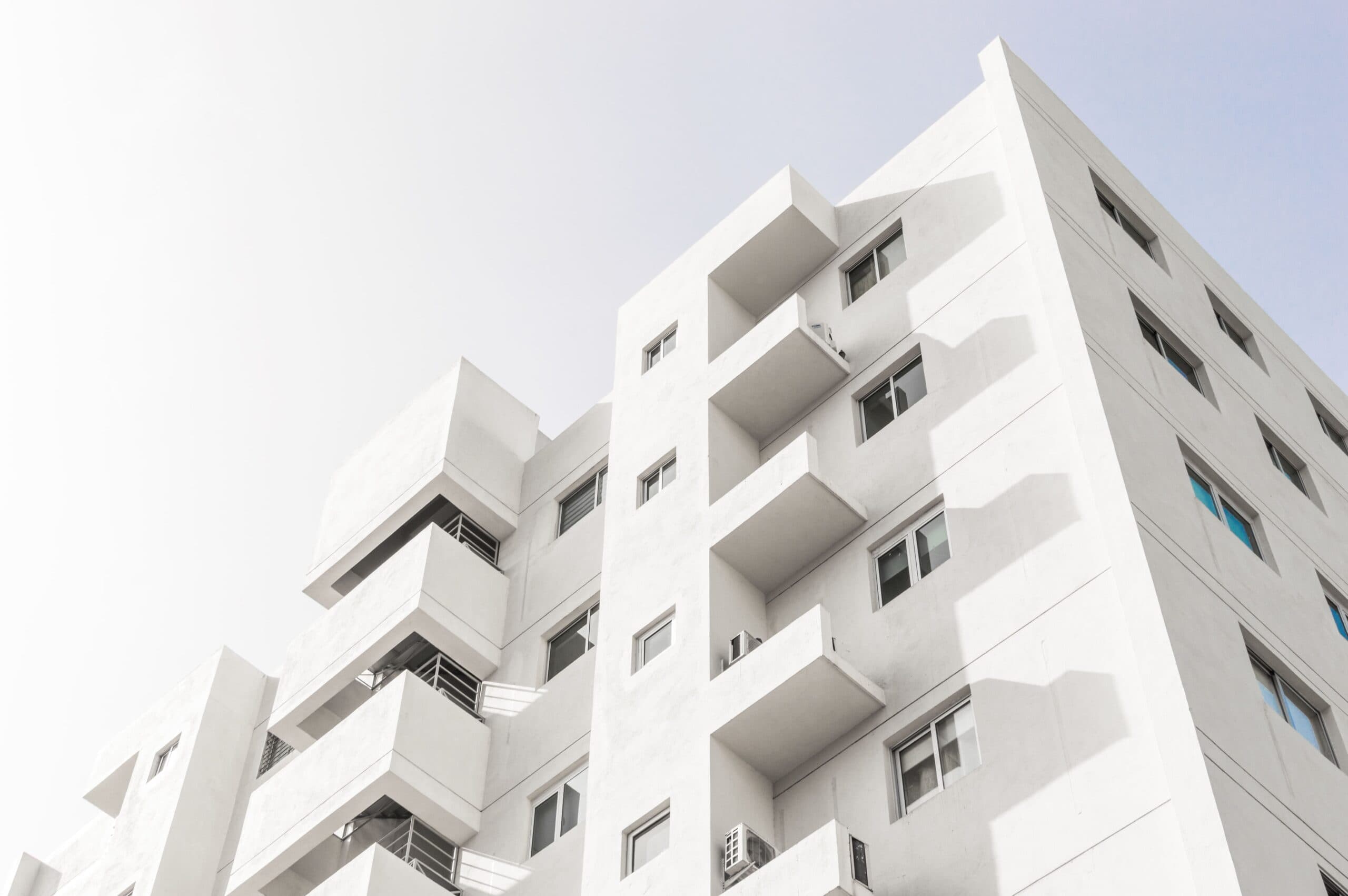 imagem de um edifício visto de baixo (SFH e SFI)