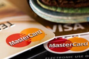 Quais são as vantagens e desvantagens do cartão de débito e crédito?