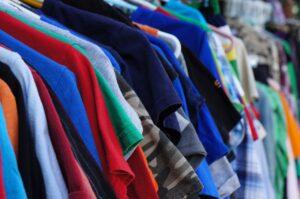 Vender roupas online: conheça brechós e outros sites