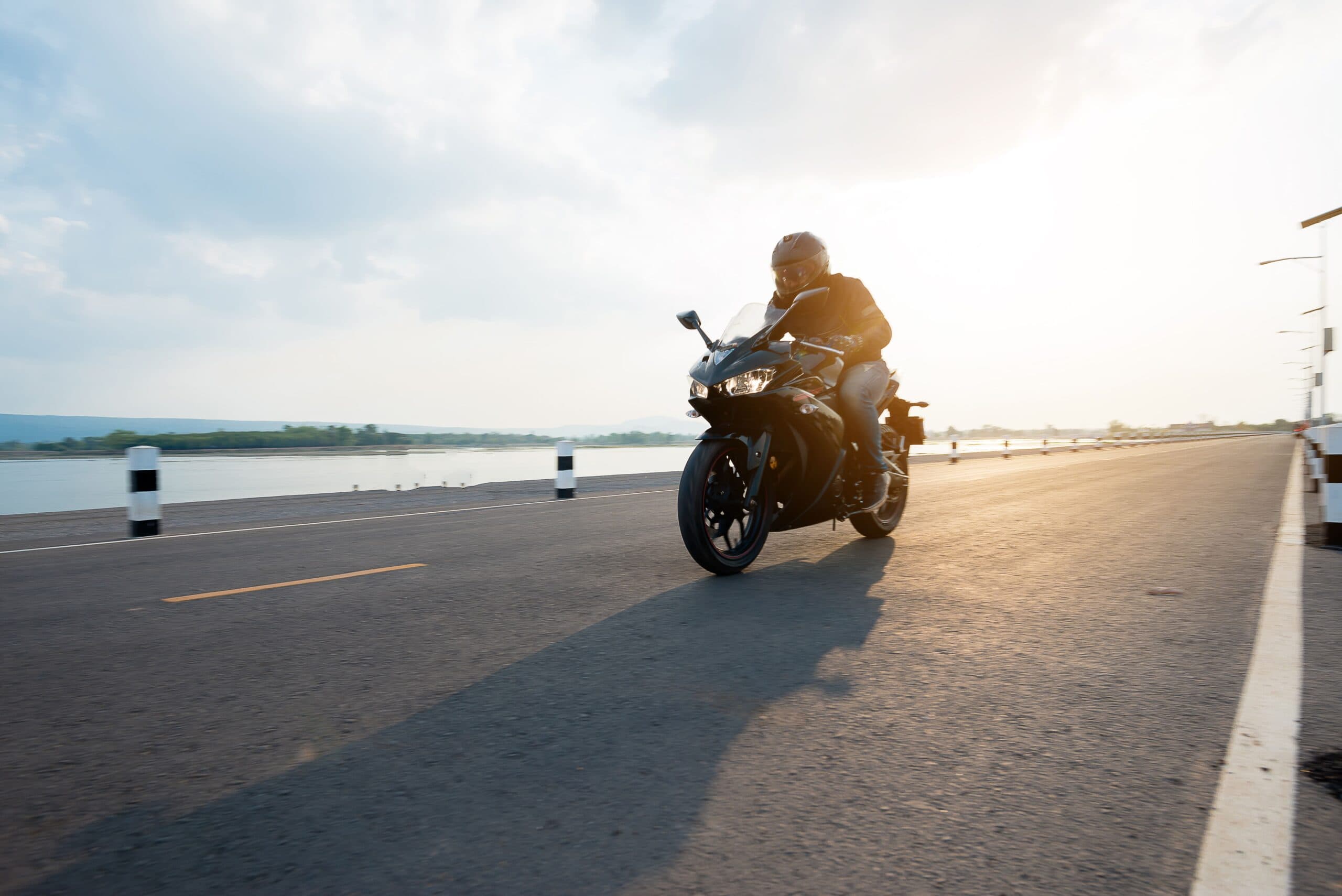 homem andando de moto (empréstimo com moto de garantia)