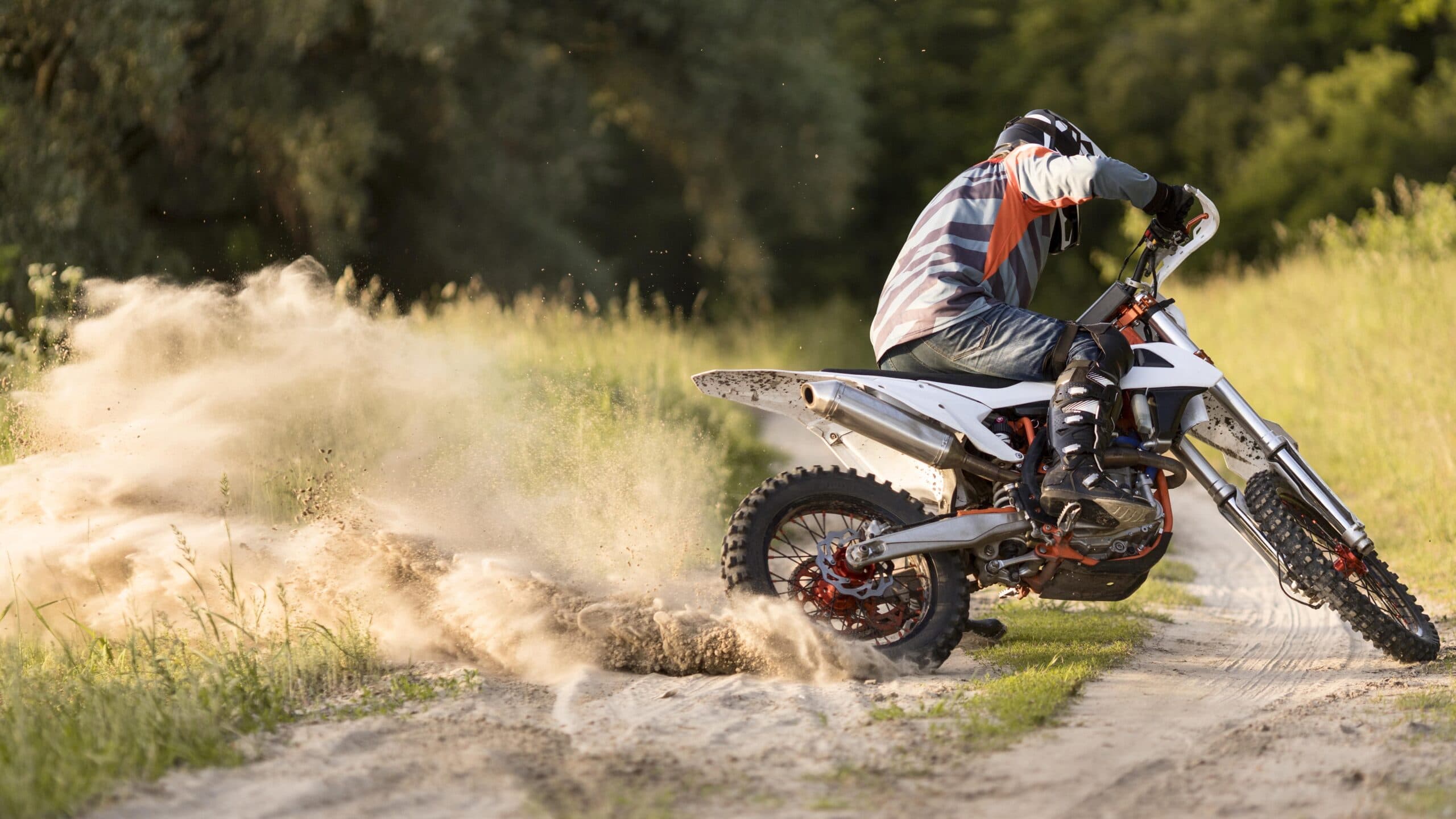 homem andando de motocross (comprar moto de trilha)