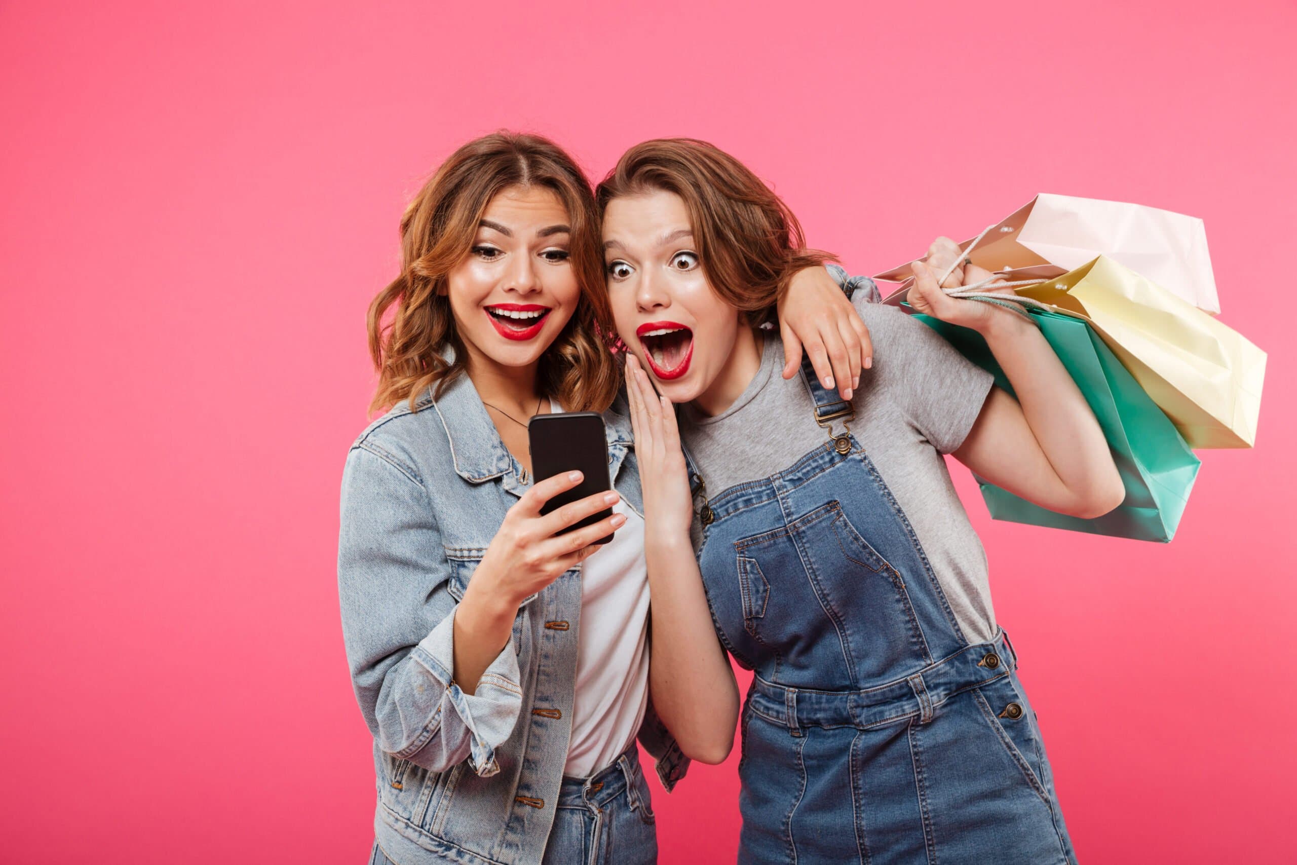 duas mulheres olhando promoções (Black Friday)