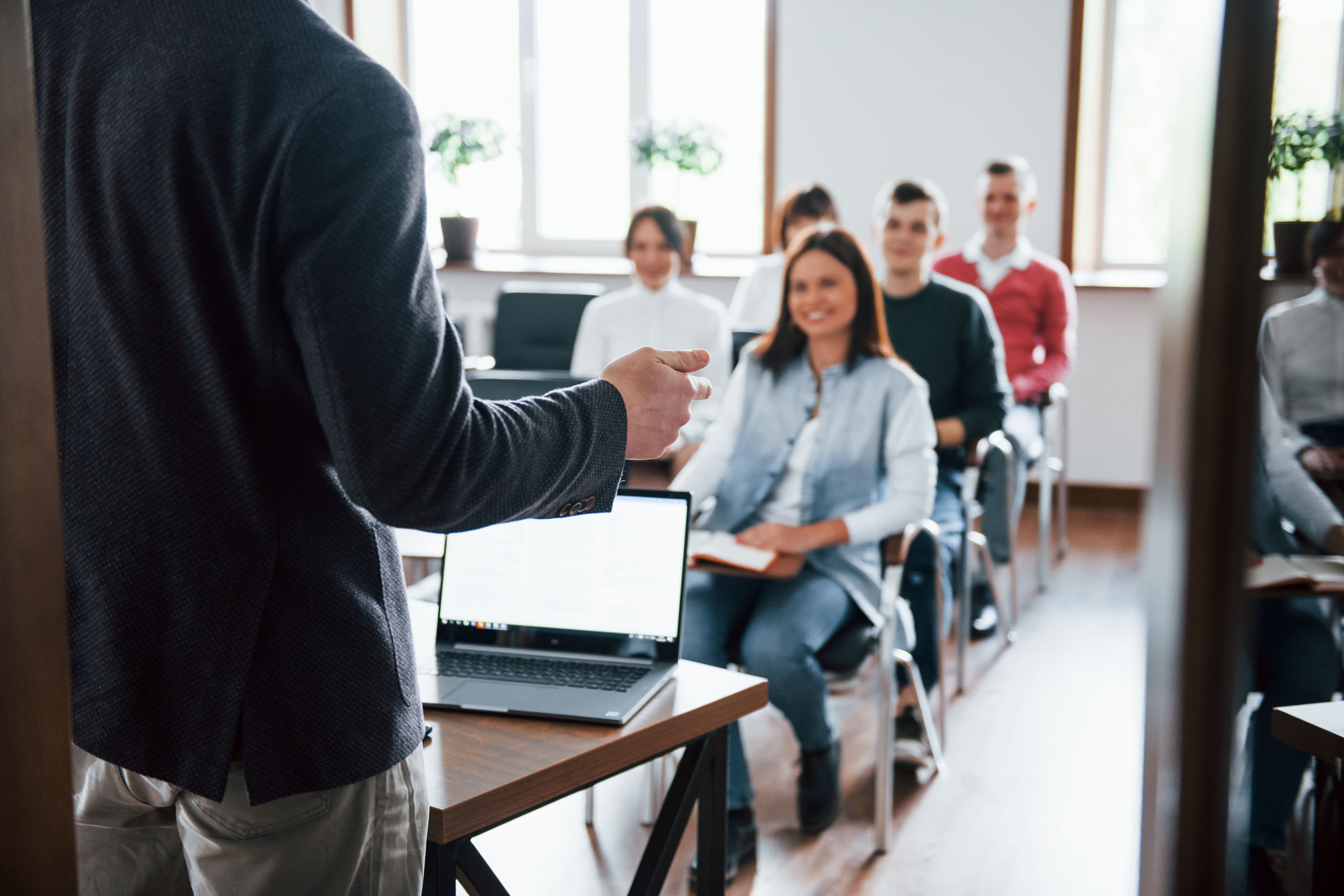estudantes em sala de aula (pagar a faculdade)