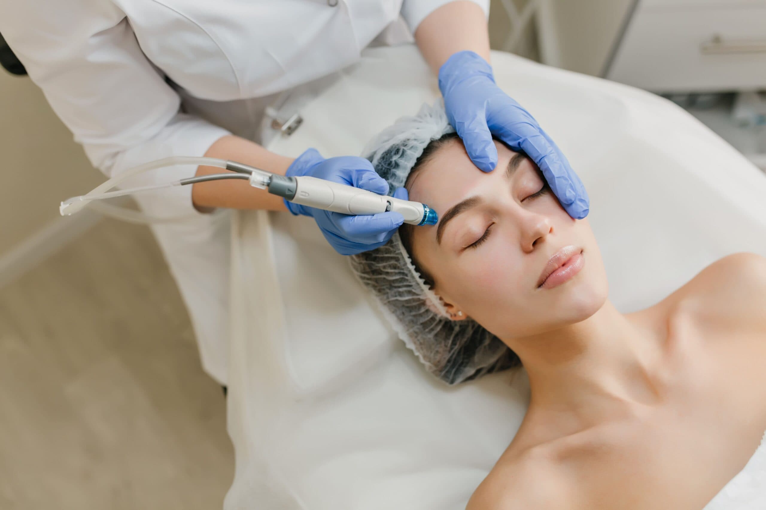 mulher fazendo tratamento de beleza (consórcio para procedimentos estéticos)